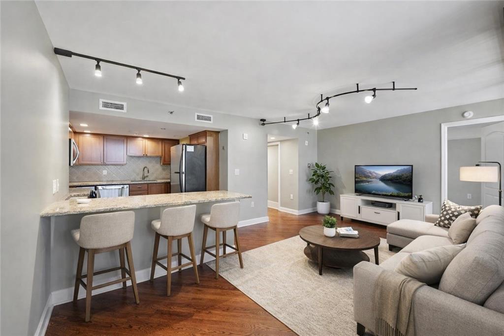 Listing Photo MLS #HMS2555306